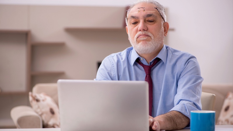 Anziano davanti al pc